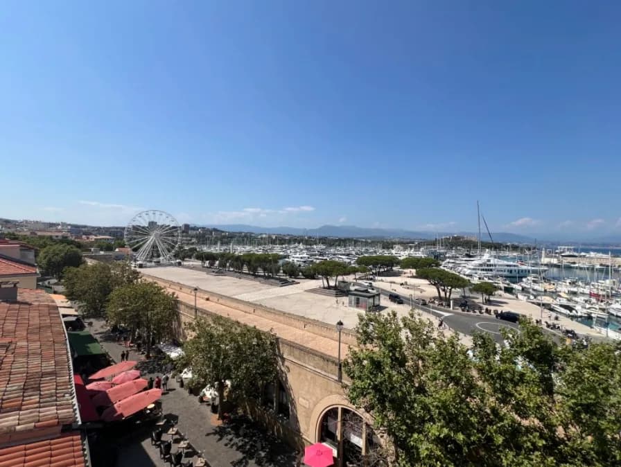 Antibes | Eiendom i gamlebyen med takterrasse og sjøutsikt