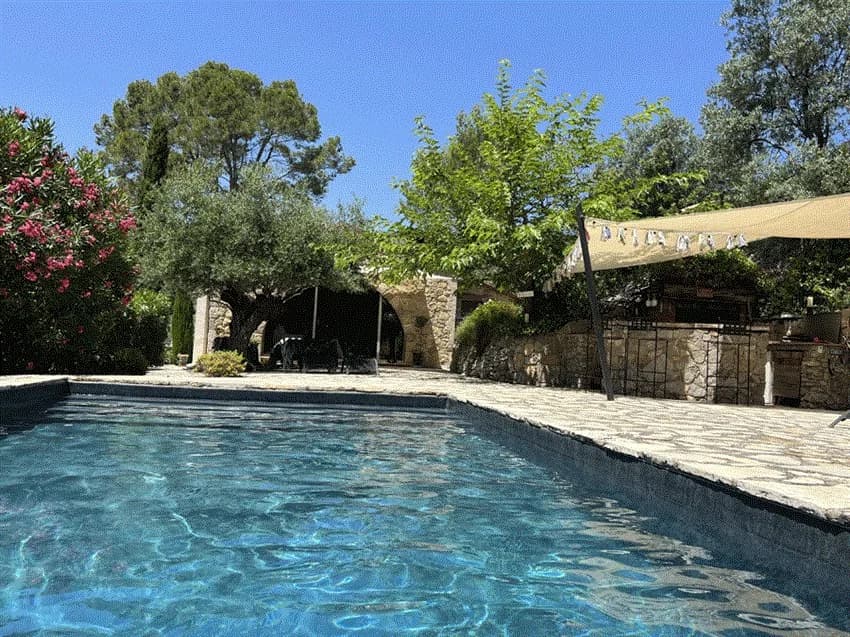 Seillans, Provence | Sjarmerende steinhus med utekjøkken, svømmebasseng og et lite gjestehus