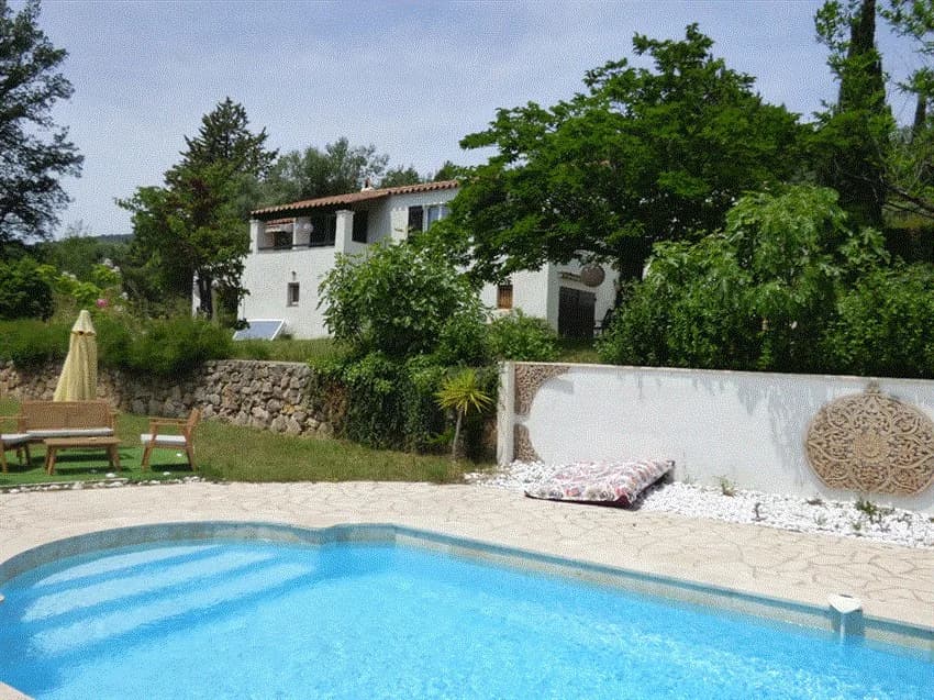 Seillans, Provence | Villa med nydelig utsikt, svømmebasseng, separat leilighet og kort gåavstand til byen