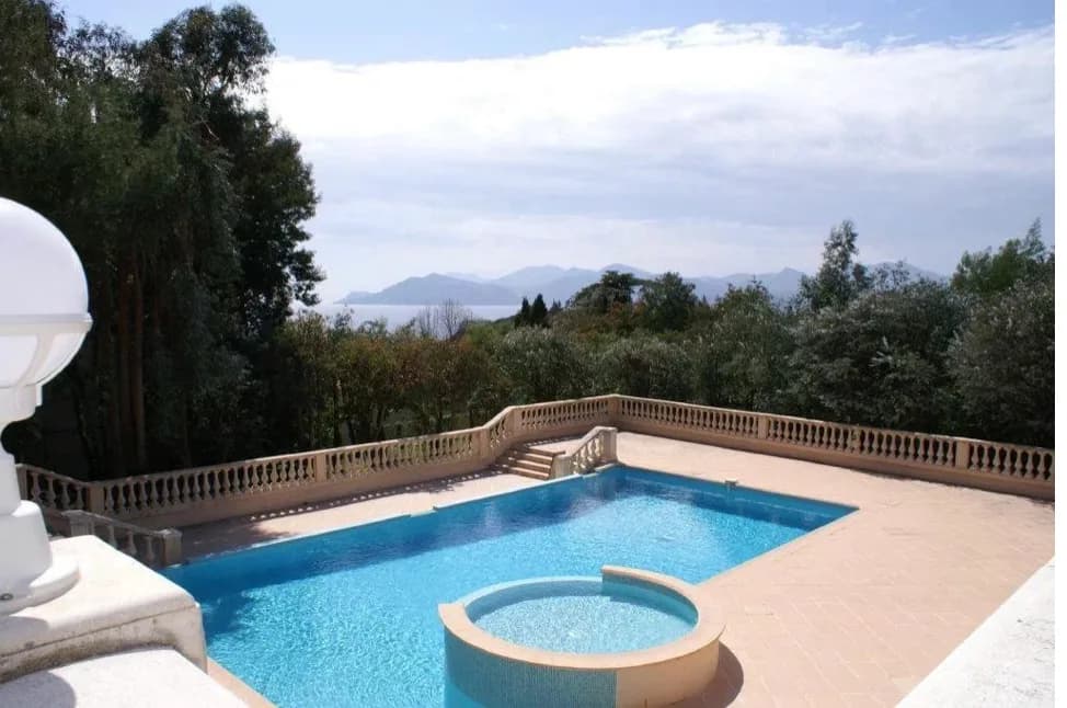 Cannes | Pen treromsleilighet med terrasse, hage, svømmebasseng og sjøutsikt