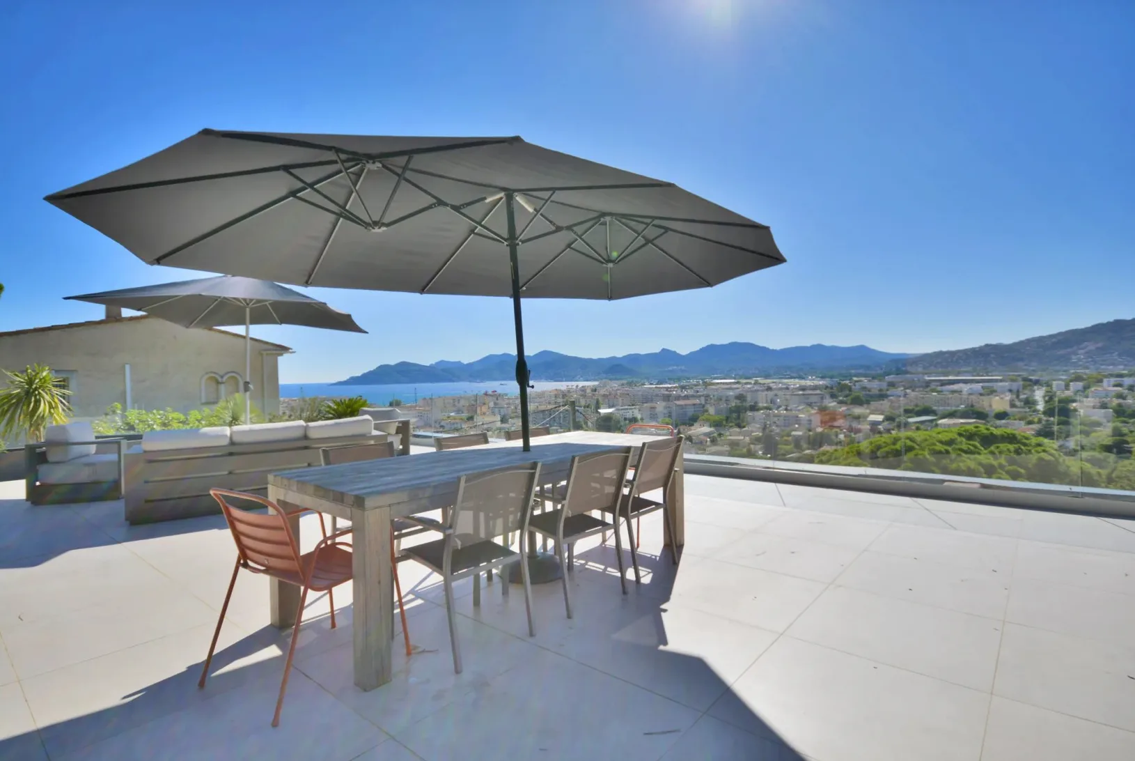 Cannes-la-bocca | Villa med havutsikt, stor takterrasse, svømmebasseng, heis, 4 soverom i croix-des-gardes