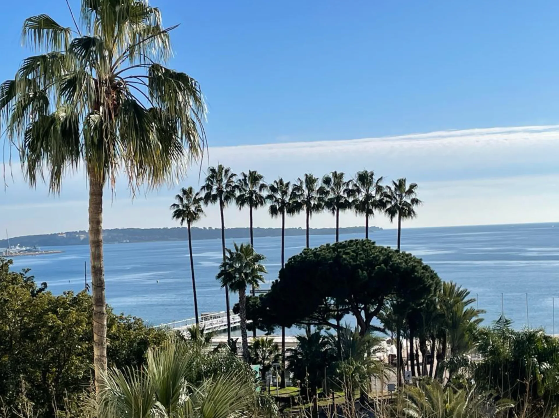 Cannes | Pen treromsleilighet med terrasse, sjøutsikt og fantastisk beliggenhet på croisetten
