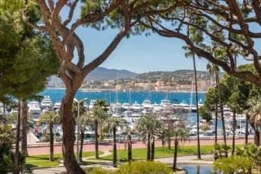 Cannes | Lekker nyoppusset 4-romsleilighet på croisetten med havutsikt og garasje
