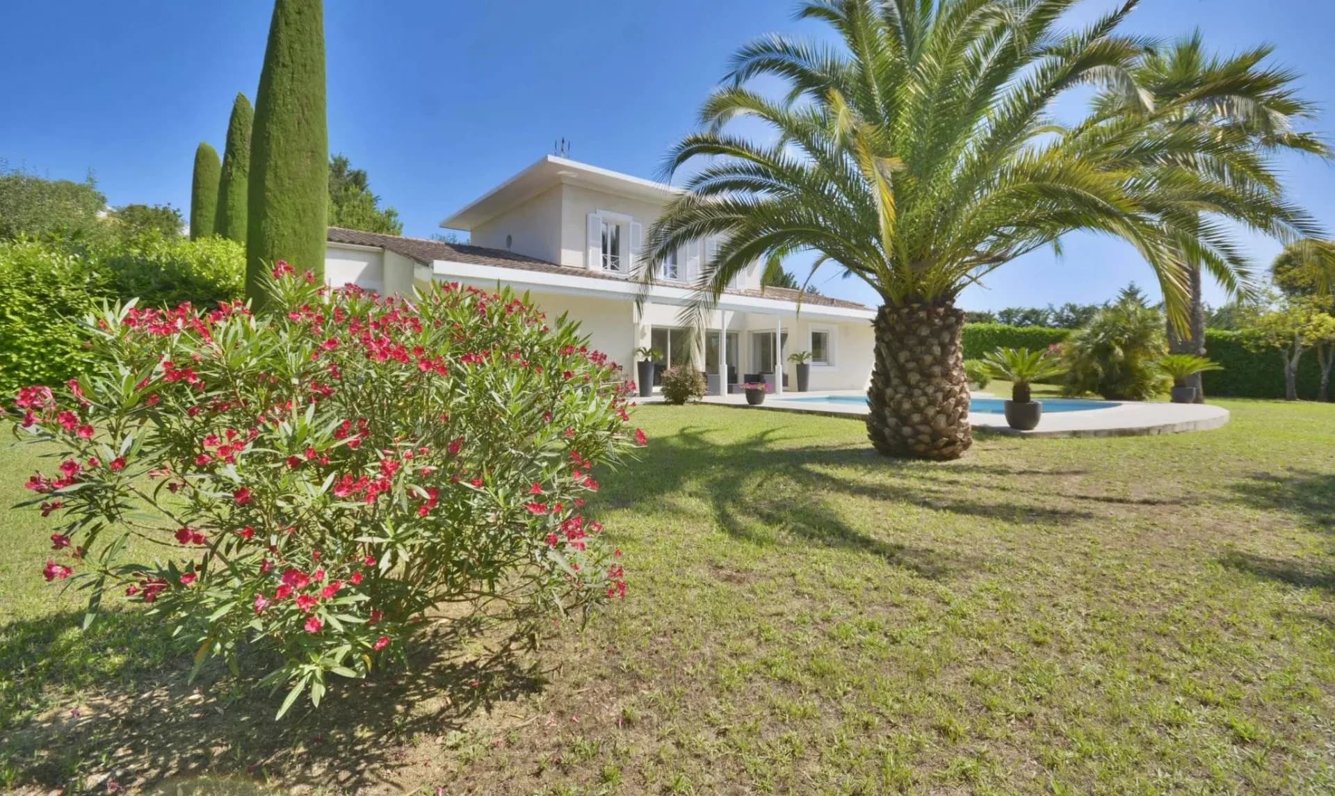 Valbonne | 800 m. fra Valbonne village. pen villa i nyprovençalsk stil med 4 soverom, svømmebasseng og studioleilighet