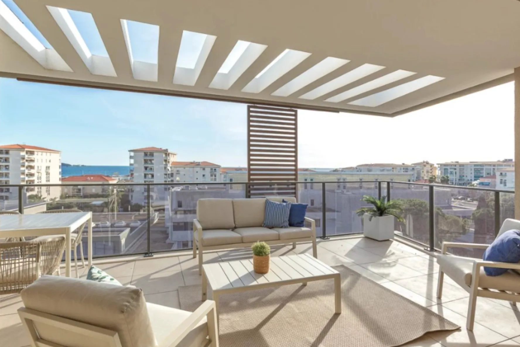 Juan les Pins | Ny treroms toppleilighet med stor terrasse og havutsikt
