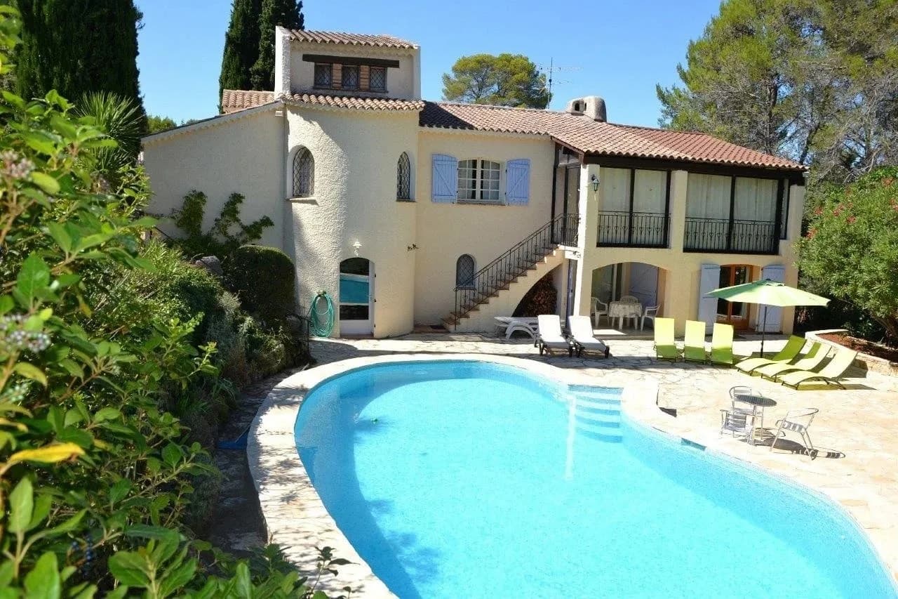 Lorgues | Provence | Stor innholdsrik villa med syv soverom og svømmebasseng