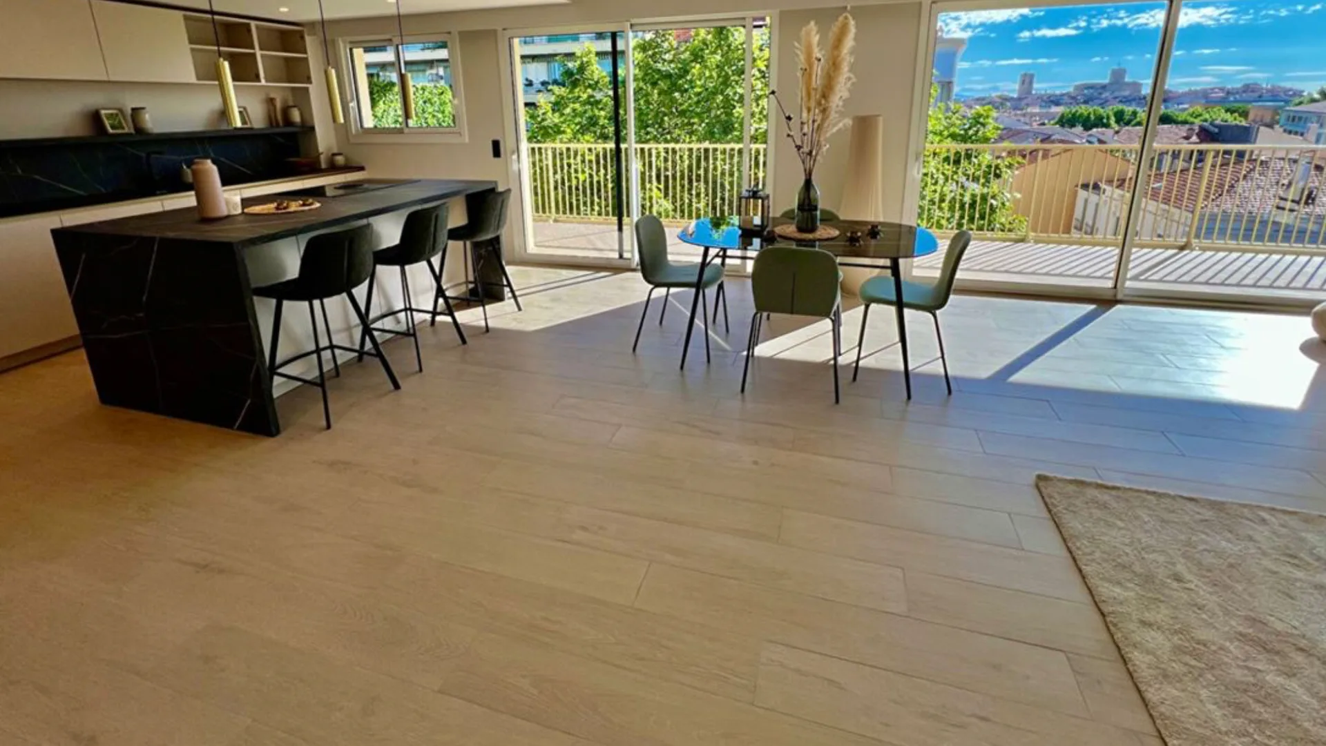 Antibes | Renovert treromsleilighet med terrasse i hjertet av Antibes