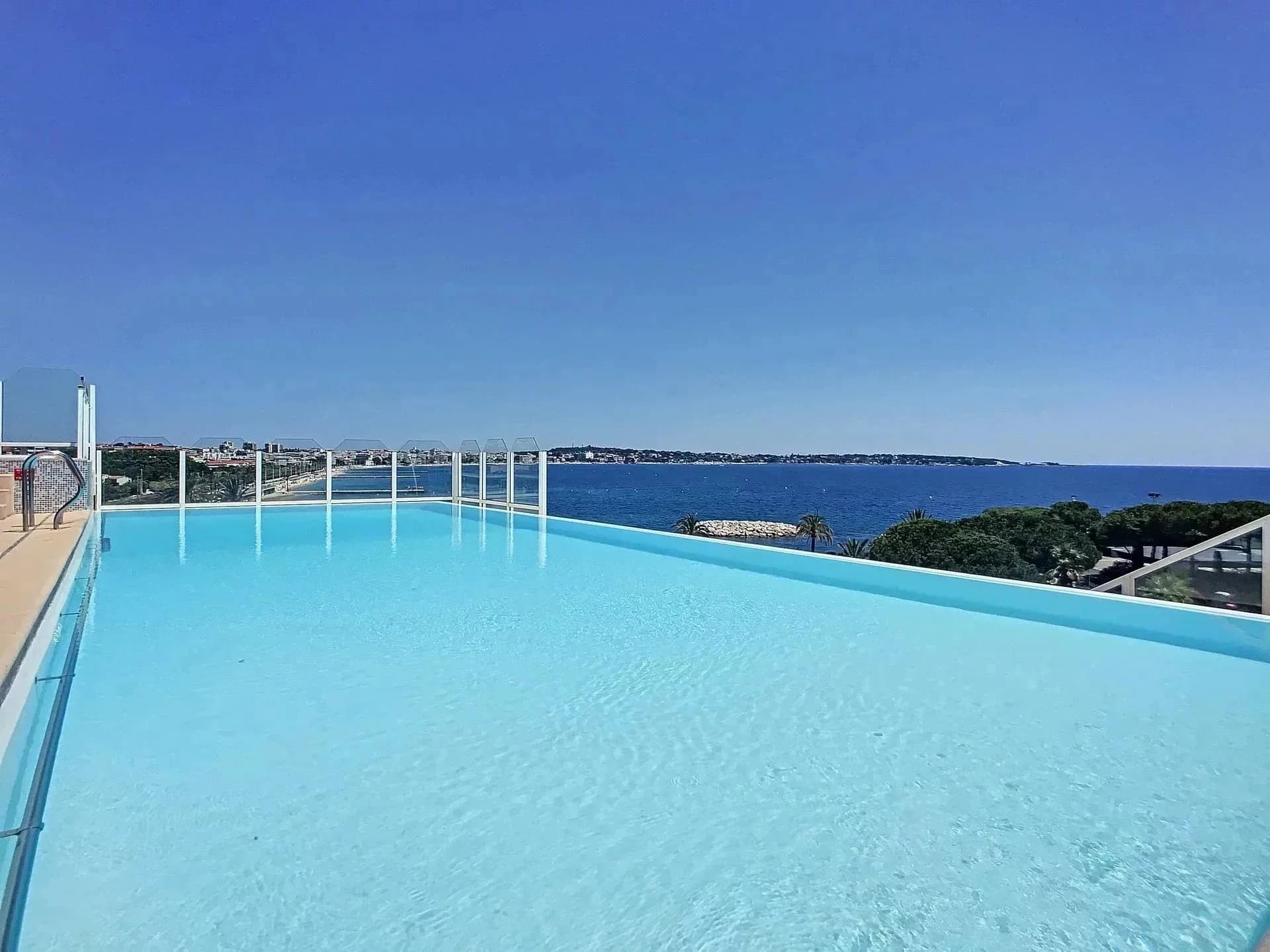 Golfe-Juan - Eksklusiv leilighet med 4 soverom, stor terrasse og panoramautsikt over havet.