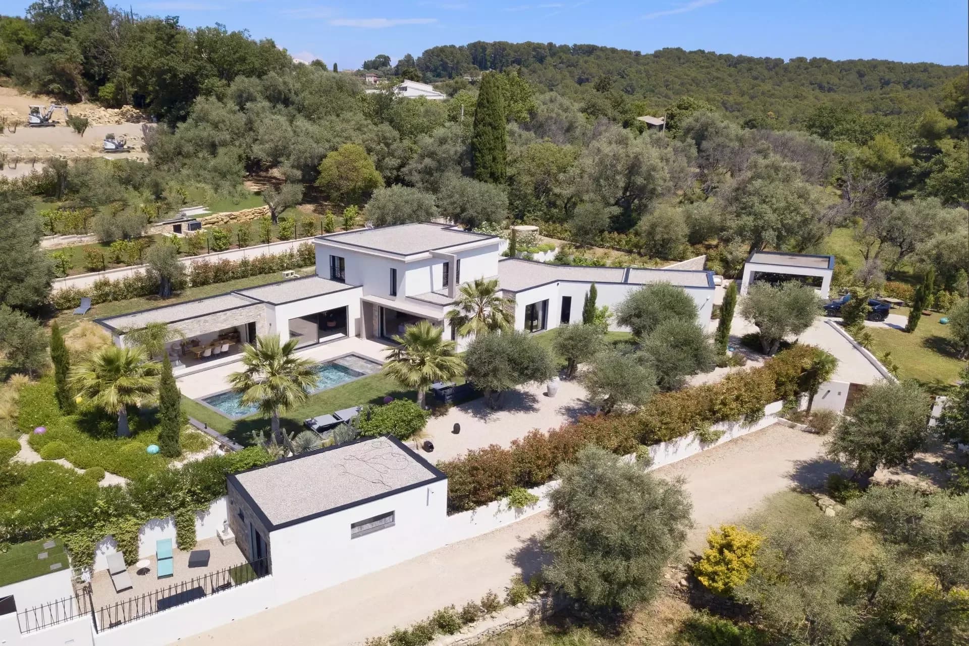 Valbonne- Nyoppført villa med høy standard, frittstående leilighet og svømmebasseng