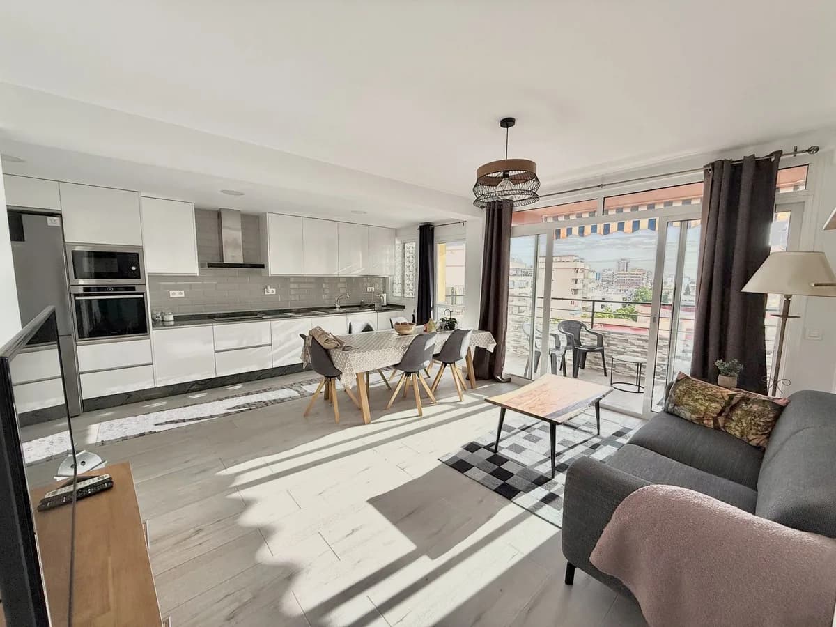 Fuengirola – Totalrenovert penthouse med 3 soverom, havglimt og kort vei til stranden