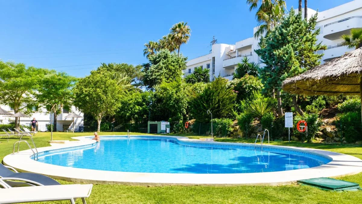 Estepona Golf – Lys 2-roms leilighet med terrasse og fjellutsikt