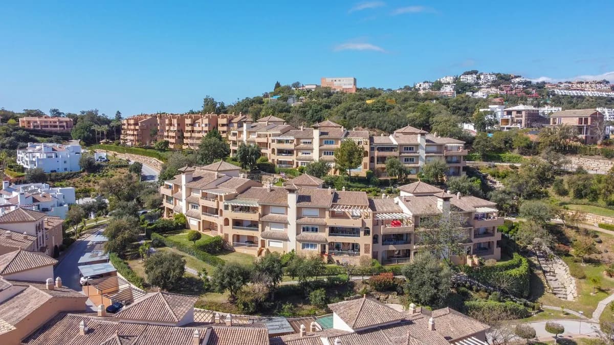 Elviria – Romslig leilighet i La Mairena med privat hage og fellesbasseng
