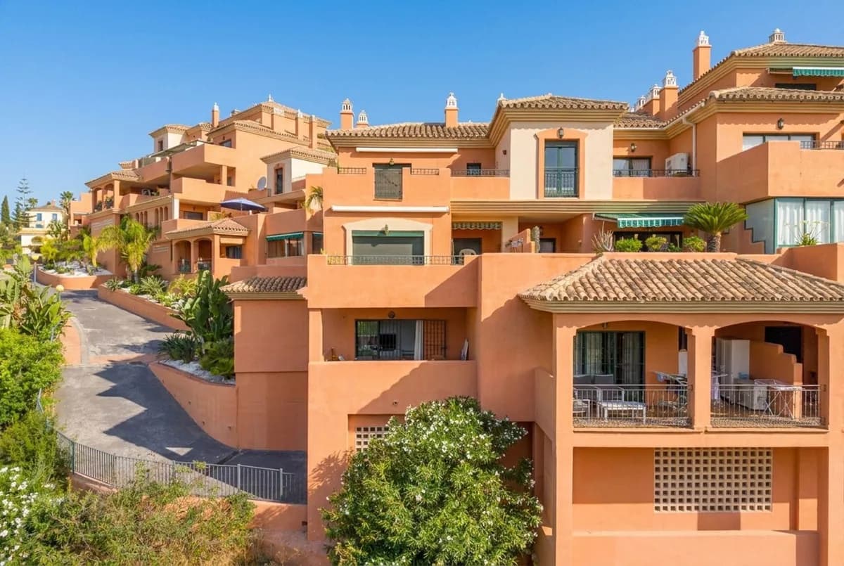 Santa María Golf, Elviria – Golfleilighet med fairway-utsikt i hyggelig boligområdet