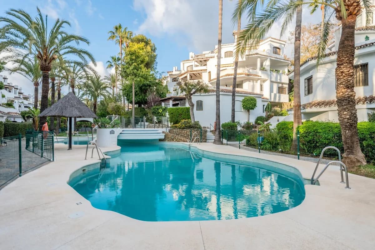 Golden Beach, Elviria – Duplex penthouse med solarium og strandtilgang