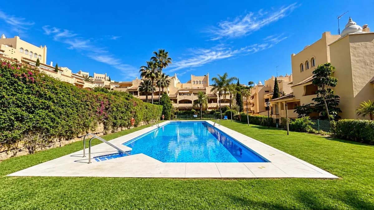 Santa María Village, Elviria – Hageleilighet med helårs vinterhage