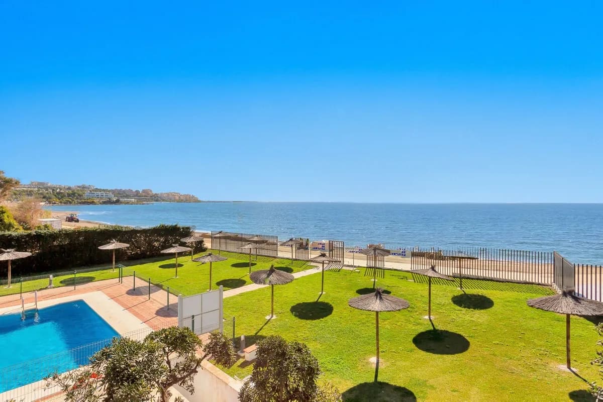 Estepona – Strandleilighet med direkte sjøutsikt og stor terrasse