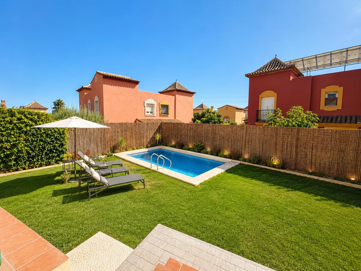 Marbella – Rekkehus med privat basseng og turistlisens, kort vei til sentrum