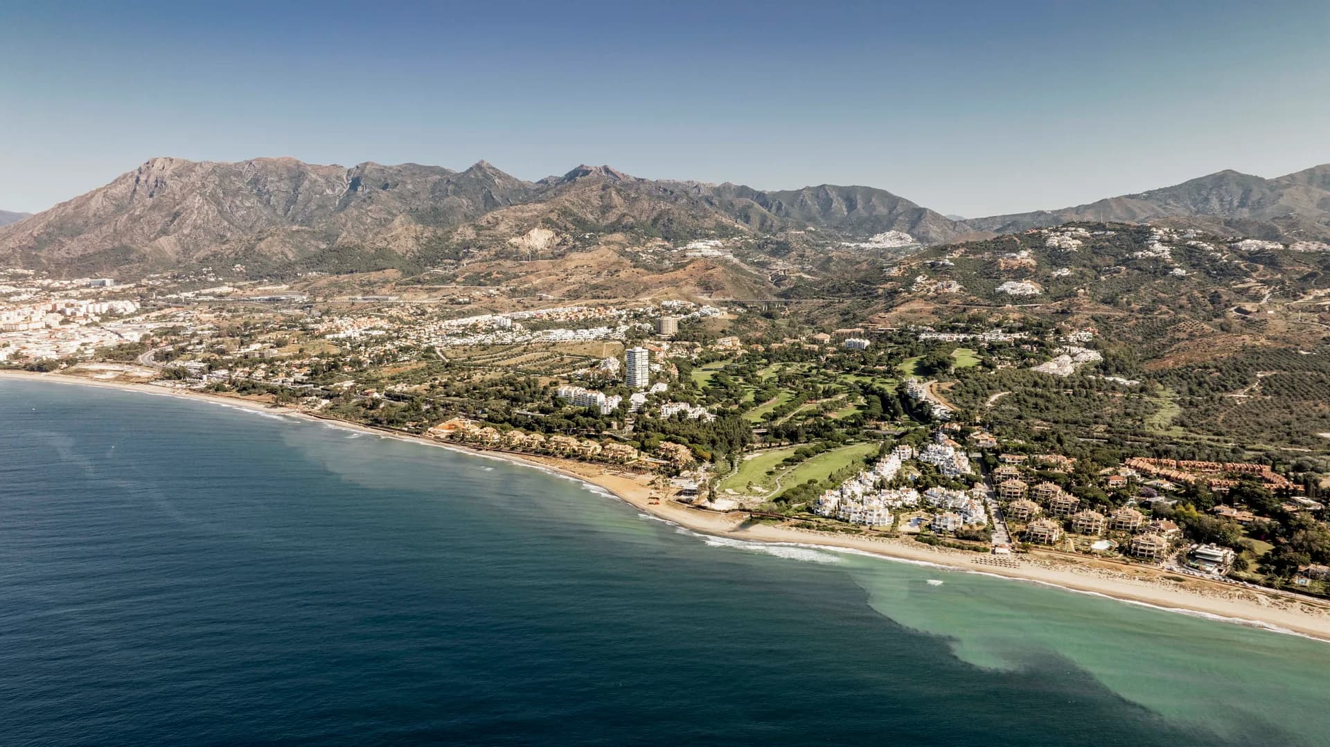 Utsikt over Río Real, Costa del Sol, Spania